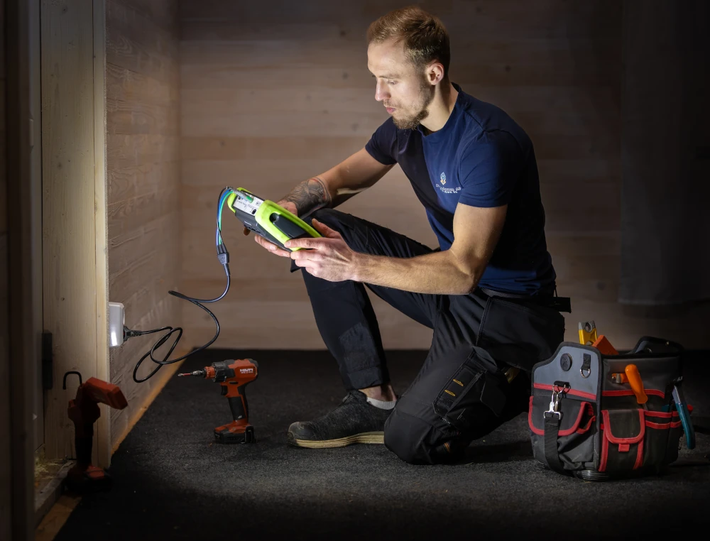 Professionell elektriker arbetar med elinstallation